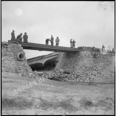 Construction par les hommes du Génie d'un nouveau pont sur le route coloniale n°1 au Tonkin.
