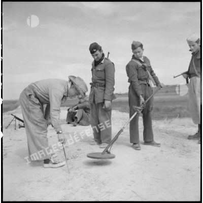 Détection de mines par une équipe du Génie sur la route coloniale n°1 au Tonkin.