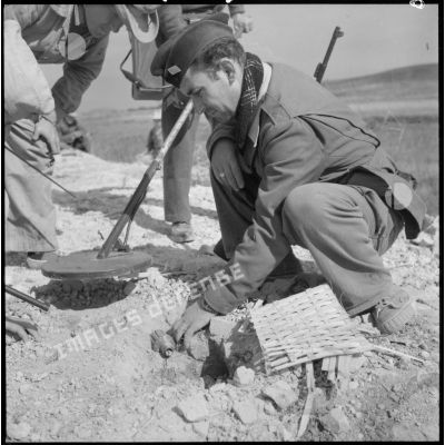Déterrement d'une mine antipersonnel de fabrication artisanale par un sergent-chef du génie sur la route coloniale n°1 au Tonkin.