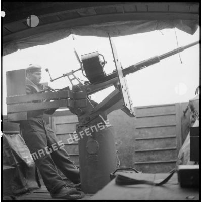 Utilisation d'un canon antiaérien de 20 mm par un marin de la Dinassaut 3 (division navale d'assaut) au cours de l'opération Barbe.