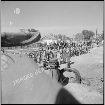 Les troupes d'un commando de la Dinassaut n° 3 (division navale d'assaut) sont passées en revue avant d'embarquer sur des engins de débarquement au cours de l'opération Barbe au Tonkin.