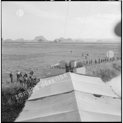Débarquement des troupes depuis un bâtiment de débarquement au cours de l'opération Barbe.