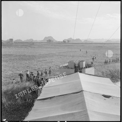 Débarquement des troupes au cours de l'opération Barbe.