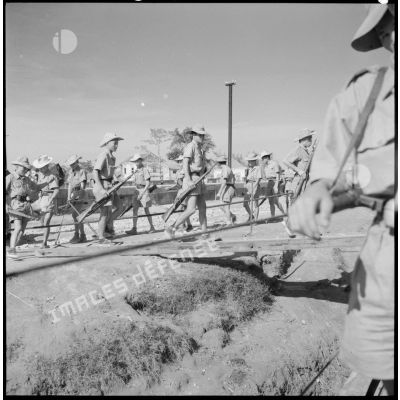 Emabarquement d'un commando de la Dinassaut n°3 (division navale d'assaut) sur des engins de débarquement au cours de l'opération Barbe au Tonkin.