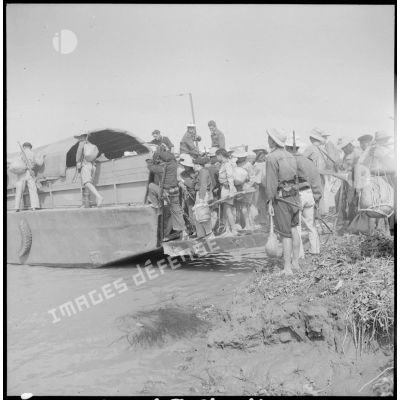 Embarquement d'un commando de la Dinassaut n°3 (division navale d'assaut) sur des engins de débarquement au cours de l'opération Barbe.