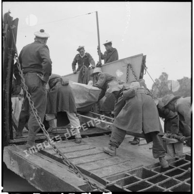 Embarquement d'un commando de la Dinassaut n°3 (division navale d'assaut) avec une section d'artillerie sur un engin de débarquement au cours de l'opération Barbe.