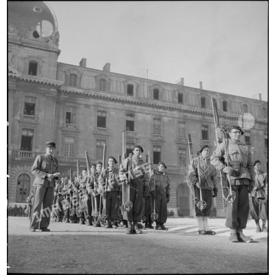Une section d'éclaireurs skieurs du 43e régiment d'infanterie alpine (RIA) est rassemblée sur la place d'armes de la caserne du Muy.
