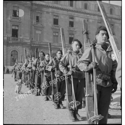 Une section d'éclaireurs skieurs du 43e régiment d'infanterie alpine (RIA) est rassemblée sur la place d'armes de la caserne du Muy.