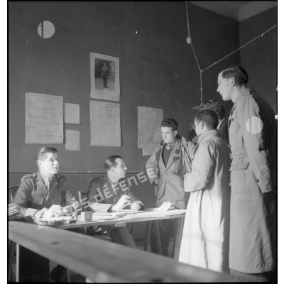 Des jeunes gens se présentent au bureau de recrutement du 43e régiment d'infanterie alpine (RIA) de Marseille.
