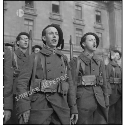 Lors d'un rassemblement, une section de jeunes engagés du 43e régiment d'infanterie alpine (RIA) entonne un chant.