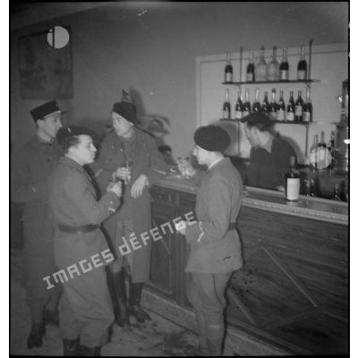 Le bar du mess des sous-officiers du 43e régiment d'infanterie alpine (RIA).