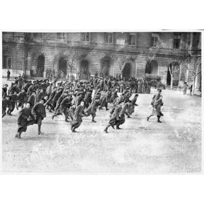 Une compagnie du 43e régiment d'infanterie alpine (RIA) se disperse après avoir rompu les rangs.