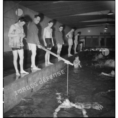 Des sapeurs du 7e bataillon du génie (BG) apprennent à nager en piscine.