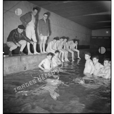 Des sapeurs du 7e bataillon du génie (BG) apprennent à nager en piscine.