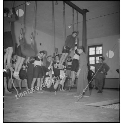 Des sapeurs du 7e bataillon du génie (BG) suivent une séance de gymnastique en salle.