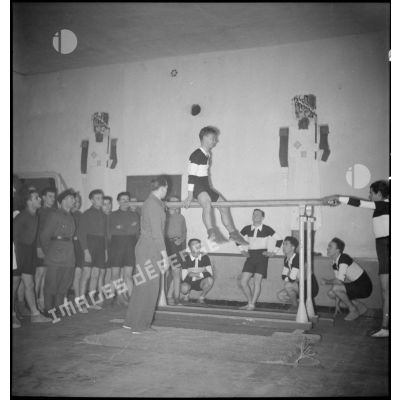 Des sapeurs du 7e bataillon du génie (BG) suivent une séance de gymnastique sur agrè en salle.