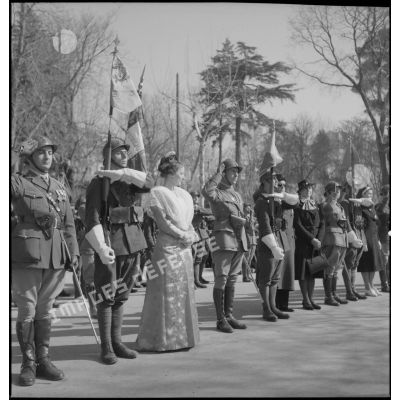 Les marraines et les porte-fanions des compagnies du 3e bataillon du 21e RIC.