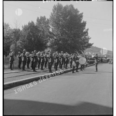 La fanfare du 4e régiment de la Garde joue à l'arrivée des autorités.