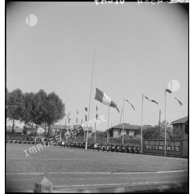 La cérémonie des couleurs lors de la coupe d'athlétisme de la Garde à Clermont-Ferrand.