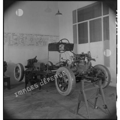 La salle d'instruction de mécanique automobile de l'école militaire d'administration de Néris-les-Bains.