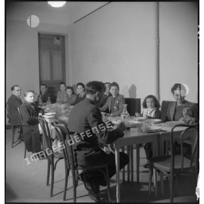 La salle à manger des familles des élèves officiers et des personnels de l'école militaire d'administration à Néris-les-Bains.