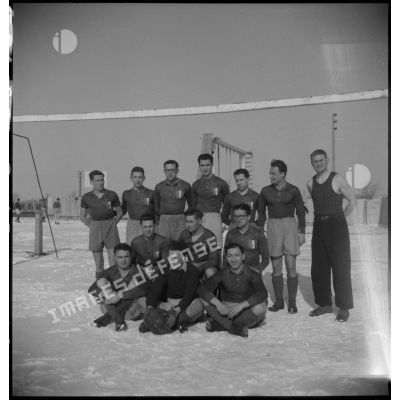 L'équipe de football de l'école militaire d'administration à Néris-les-Bains.