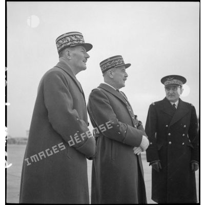 Des généraux attendent l'arrivée du général d'armée Charles Huntziger sur l'aéroport de Marignane.