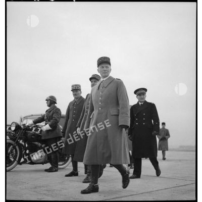 Le général d'armée Charles Huntziger, secrétaire d'Etat à la Guerre, passe en revue un détachement de l'armée de l'Air qui lui rend les honneurs sur l'aéroport de Marignane.