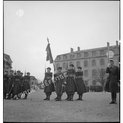 Le drapeau de l'école militaire d'infanterie de Saint-Maixent et sa garde d'honneur.