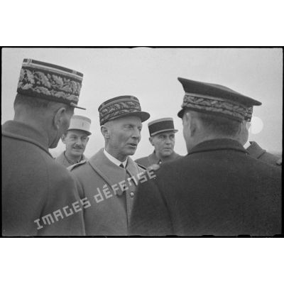 A son arrivée sur l'aéroport de Marignane, le général d'armée Charles Huntziger, secrétaire d'Etat à la Guerre, s'entretient avec les officiers généraux venus l'accueillir.