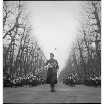 A l'issue de la cérémonie, la musique du 43e régiment d'infanterie alpine (RIA) défile dans les rues de Marseille en direction de l'hôtel Louvre et Paix en passant par la Canebière.