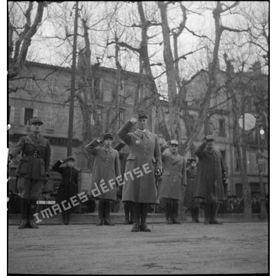 Au début de la cérémonie présidée par le général d'armée Charles Huntziger, secrétaire d'Etat à la Guerre, les autorités saluent le drapeau du 43e régiment d'infanterie alpine (RIA) pendant l'exécution de la Marseillaise.