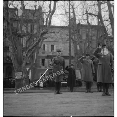 Au début de la cérémonie présidée par le général d'armée Charles Huntziger, secrétaire d'Etat à la Guerre, les autorités saluent le drapeau du 43e régiment d'infanterie alpine (RIA) pendant l'exécution de la Marseillaise.