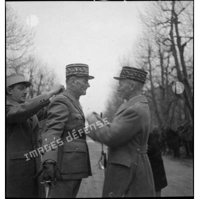Remise des insignes de commandeur de la Légion d'honneur au général de corps d'armée Germain.