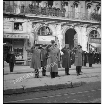 Les autorités saluent le drapeau du 43e régiment d'infanterie alpine (RIA) devant l'hôtel Louvre et Paix sur la Canebière.