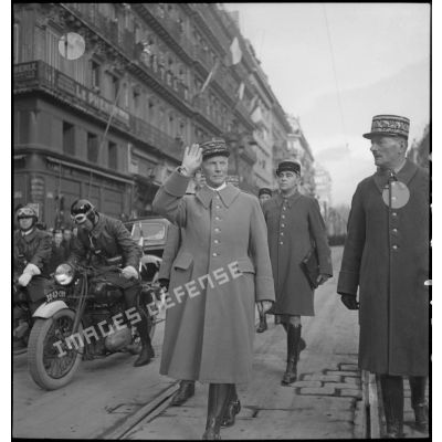 Le général d'armée Charles Huntziger, secrétaire d'Etat à la Guerre, accompagné par le général de corps d'armée Maxime Gerrmain, commandant la 15e division militaire (DM), salue la foule en arrivant sur la Canebière.