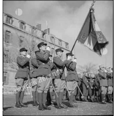 ImagesDéfense - Le drapeau de l'école militaire d'infanterie de  Saint-Maixent et sa garde.