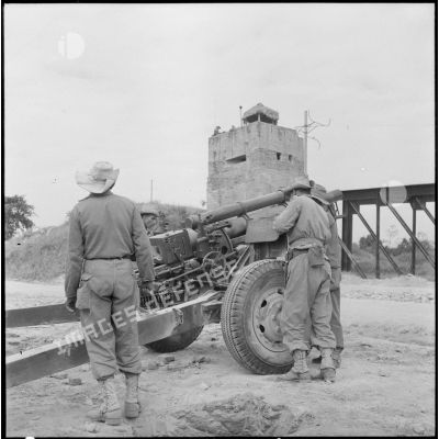 Installation d'un obusier de 105 mm par des éléments du groupement mobile nord-africain (GMNA) portant secours au poste de Da Phuc.