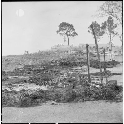 Les ruines du poste de Da Phuc après l'attaque Viêt-minh.
