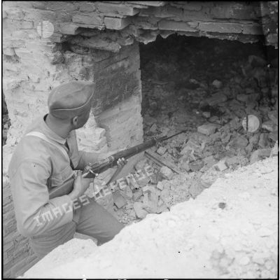 Inspection des ruines du poste de Da Phuc par les tirailleurs du 27e bataillon de marche de tirailleurs sénégalais (BMTS) qui avaient dû se replier dans les souterrains pendant l'attaque Viêt-minh.