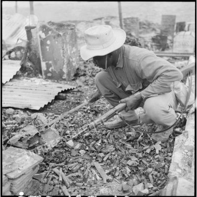 Inspection des ruines du poste de Da Phuc par les tirailleurs du 27e bataillon de marche de tirailleurs sénégalais (BMTS) qui avaient dû se replier dans les souterrains pendant l'attaque Viêt-minh.