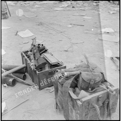 Récupération importante de matériel pris aux soldats Viêt-minh après l'attaque du poste de Da Phuc.