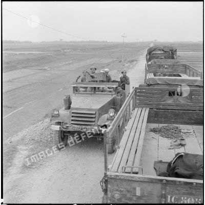 Une colonne de véhicules et de blindés se dirige vers Da Phu pour porter secours au poste assiége.
