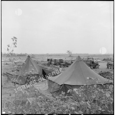 Campement installé à l'extérieur du poste de Da Phuc par des soldats du groupement mobile nord-africain (GMNA) pour en assurer la garde.