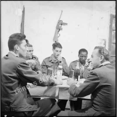 Des soldats prennent leur repas de noël pour dans un poste du delta tonkinois.
