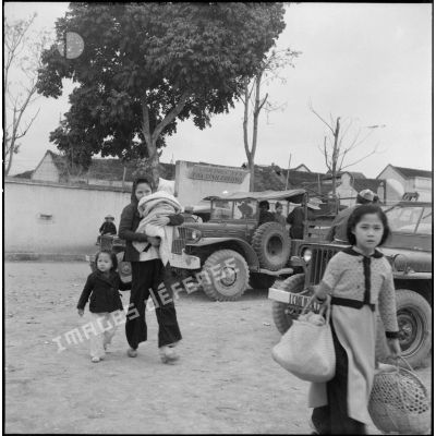 Femme et enfants vietnamiens évacuant le village de Huong Canh.