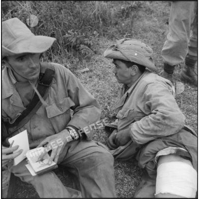 Des tirailleurs du 1er régiment de tirailleurs algériens (RTA) dont un blessé à la cuisse au cours des combats à Huong Canh.