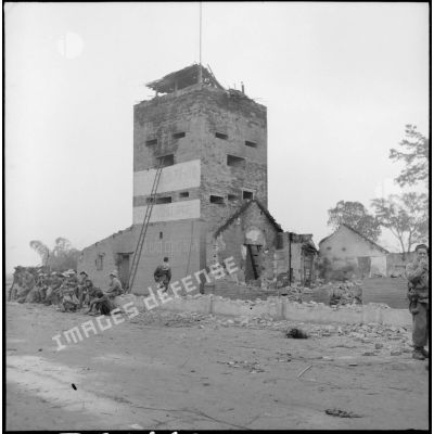 Un poste de partisans détruit par les troupes Viêt-minh puis dégagé par les éléments de secours français, entre Sontay et Trung Ha.
