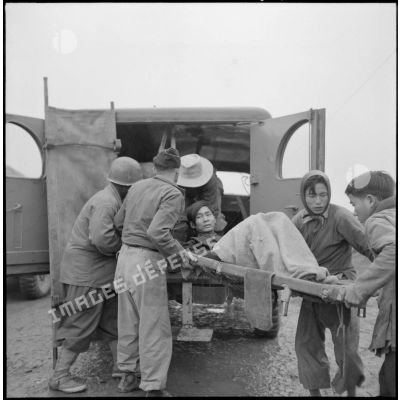 Evacuation d'un paysan blessé au cours des combats entre les troupes françaises et le Viêt-minh entre Sontay et Trung Ha.