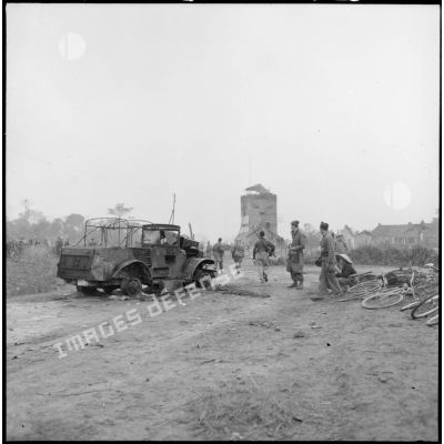 Sur la route de Son Tay et Trung Ha, une colonne de secours composée de blindés et de fantassins progresse lentement croisant sur la route des véhicules détruits.